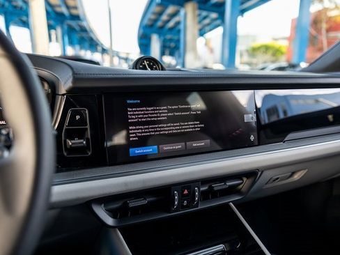 Certified 2025 Porsche Cayenne Coupe image 32