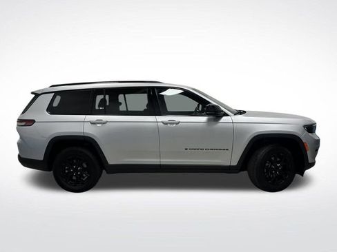Used 2024 Jeep Grand Cherokee L Laredo image 2
