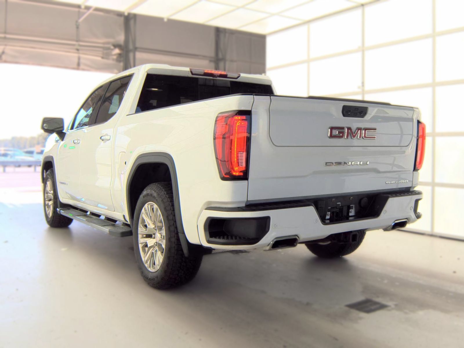 Used 2023 GMC Sierra 1500 Denali AWD/4WD image 3