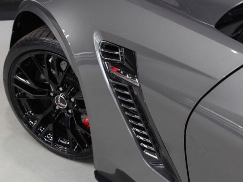Used 2015 Chevrolet Corvette Z06 w/ Z07 Performance Package RWD image 24