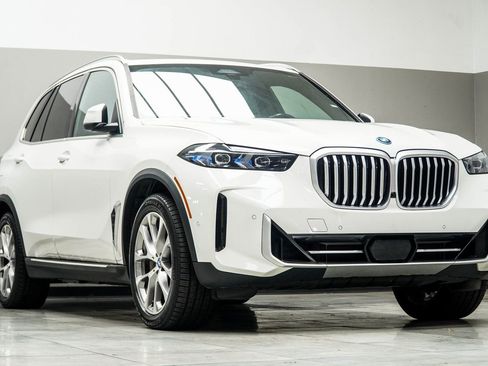 Used 2025 BMW X5 xDrive50e image 4