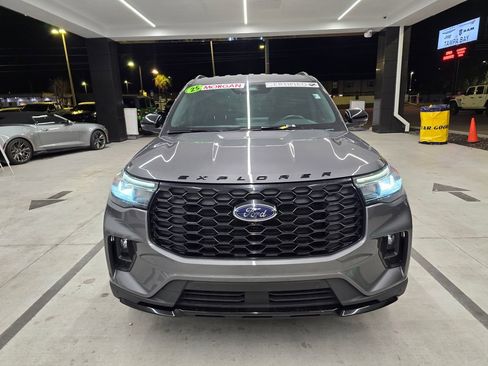 Used 2025 Ford Explorer ST-Line w/ ST-Line Street Pack image 8