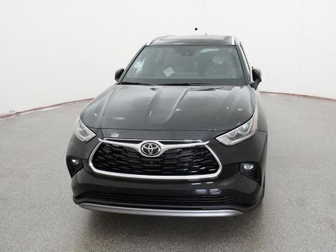 New 2026 Toyota Highlander Platinum AWD/4WD image 17