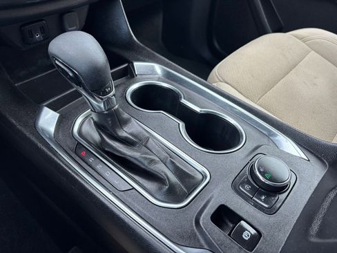 Used 2023 Chevrolet Traverse LS FWD image 28