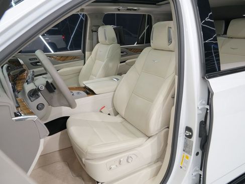 Used 2024 Cadillac Escalade Sport Platinum w/ LPO, ONYX Package image 28