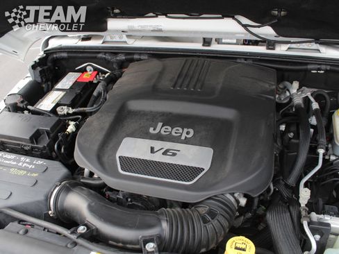 Used 2018 Jeep Wrangler Unlimited Rubicon w/ Cold Weather Group image 29