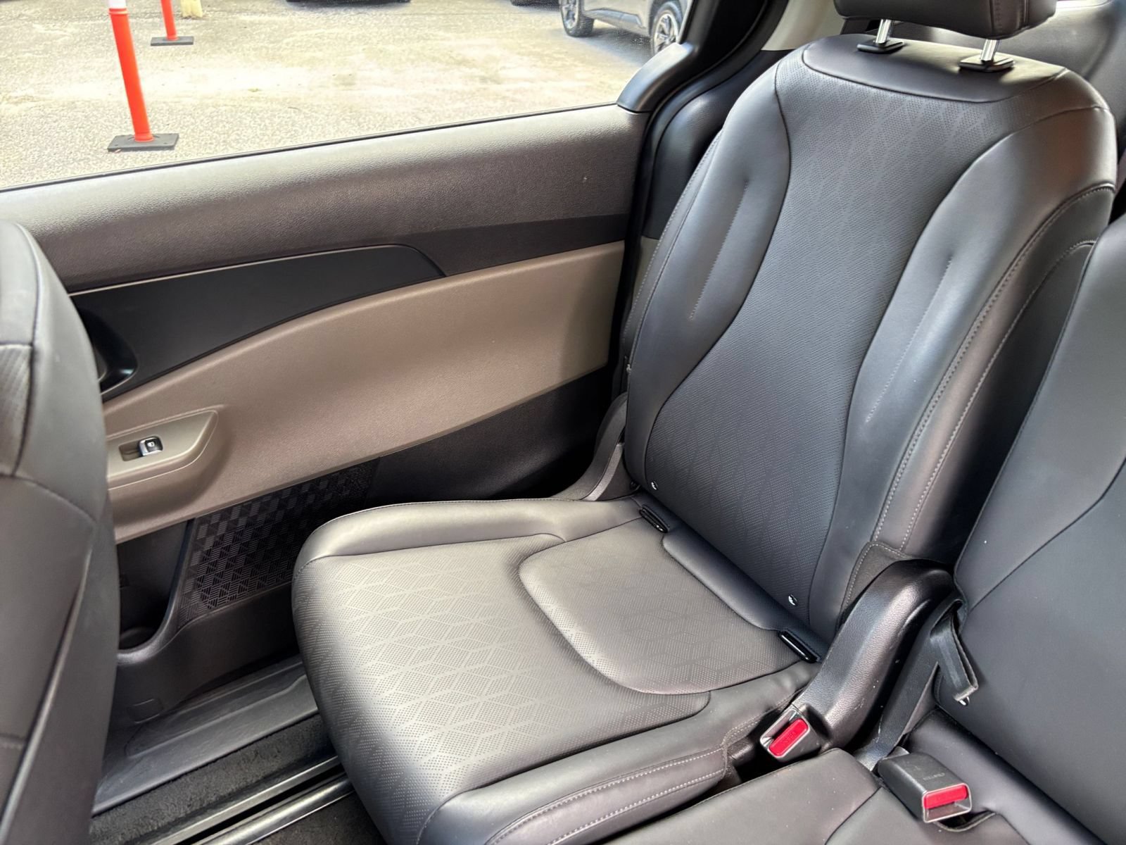 Used 2026 Kia Carnival FWD image 41