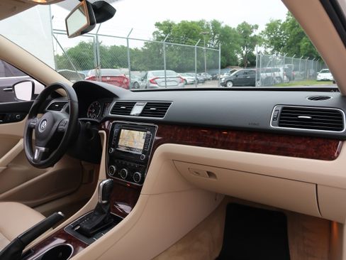 Used 2013 Volkswagen Passat TDI SEL Premium image 29