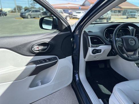 Used 2021 Jeep Cherokee Latitude Plus image 13