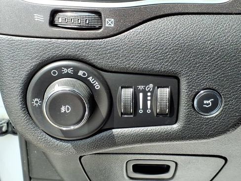 Used 2019 Jeep Cherokee Trailhawk w/ Comfort & Convenience Group AWD/4WD image 30