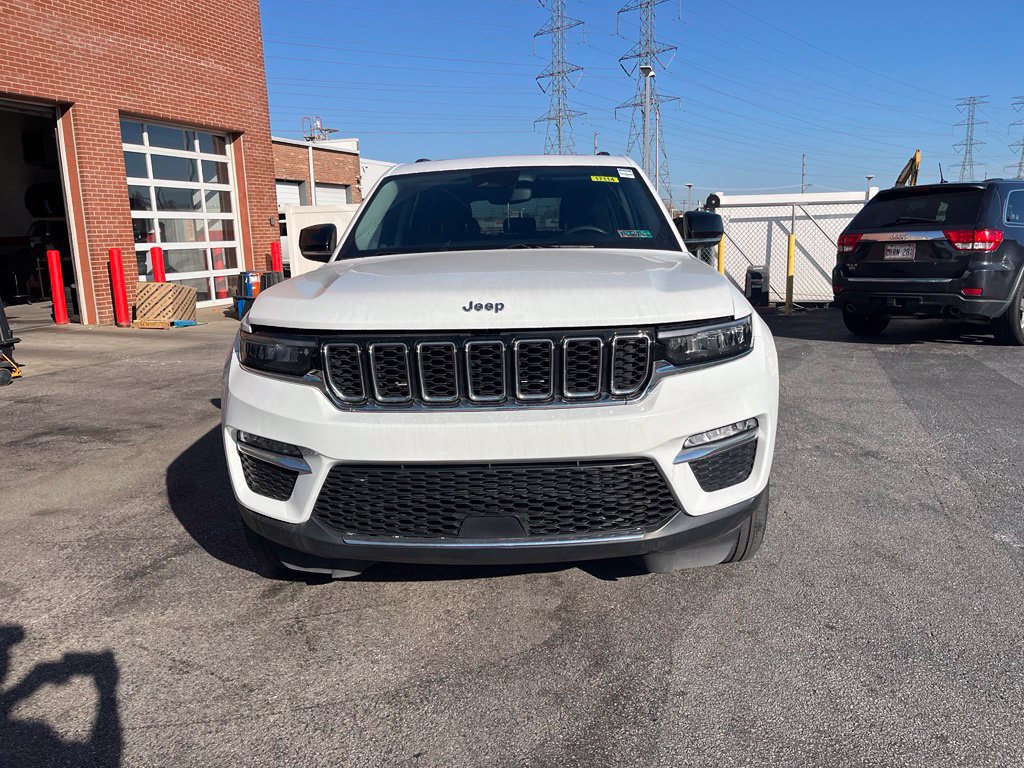 Used 2023 Jeep Grand Cherokee Limited AWD/4WD image 1
