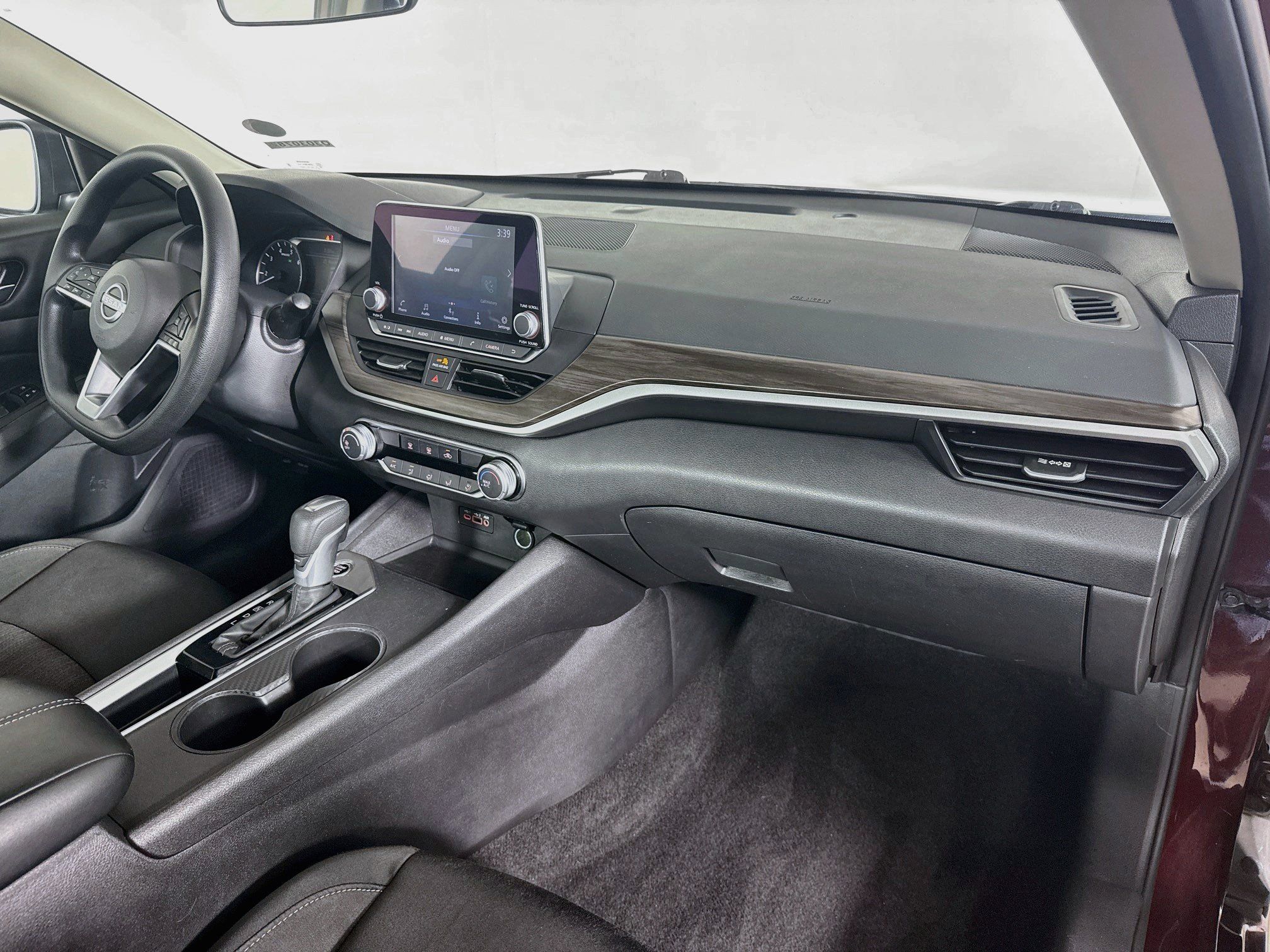 Used 2025 Nissan Altima 2.5 SV FWD image 34