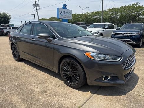 Used 2016 Ford Fusion SE w/ Equipment Group 202A FWD image 3