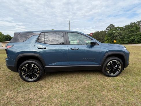 New 2026 Chevrolet Equinox LT w/ Convenience Package II FWD image 2