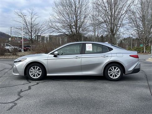 Used 2025 Toyota Camry LE image 2