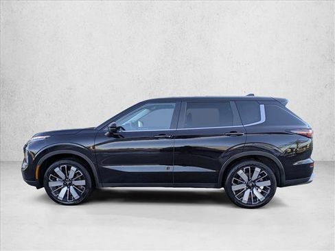 Used 2025 Mitsubishi Outlander SE image 9