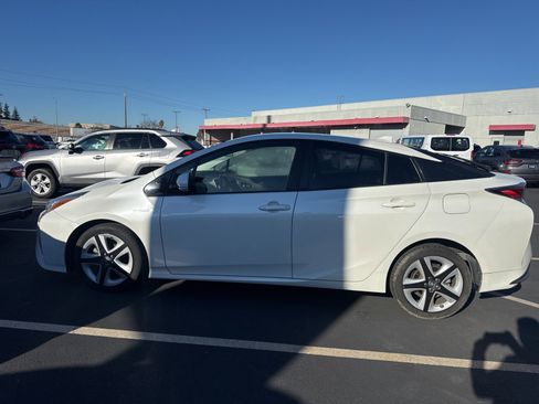 Used 2017 Toyota Prius Three Touring image 3