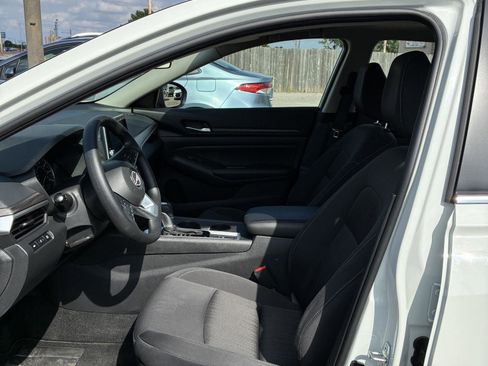 Used 2025 Nissan Altima 2.5 SV AWD/4WD image 9