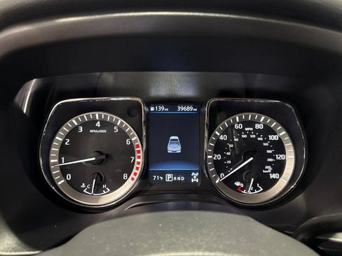 Used 2019 Nissan Titan SV AWD/4WD image 13
