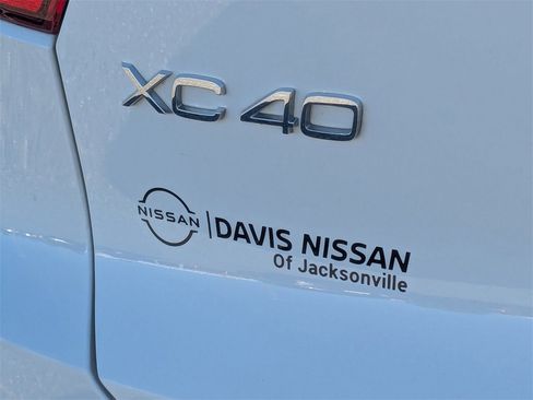 Used 2019 Volvo XC40 T5 Momentum image 7