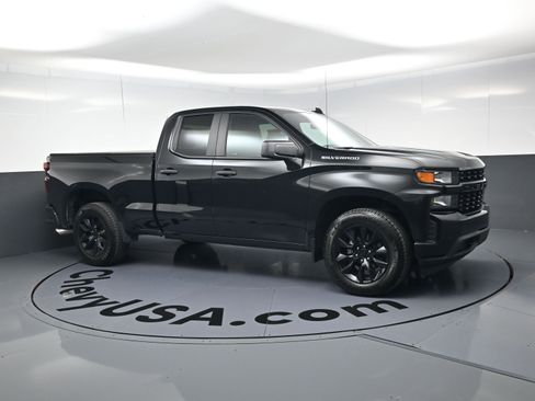 Used 2019 Chevrolet Silverado 1500 Custom w/ Custom Value Package image 2