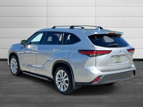 Used 2021 Toyota Highlander Limited FWD image 3