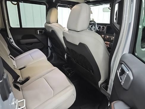 Used 2022 Jeep Gladiator Mojave w/ Cold Weather Group AWD/4WD image 19