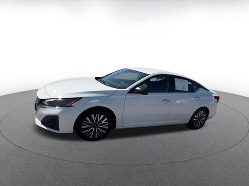 Used 2025 Nissan Altima 2.5 SV FWD image 8