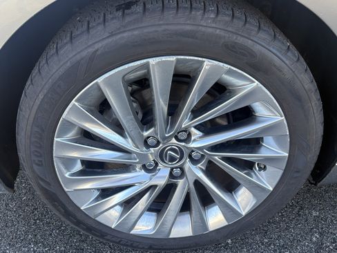 Used 2019 Lexus ES 300h w/ Luxury Package image 14