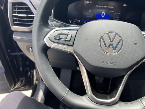 Certified 2025 Volkswagen Taos SE AWD/4WD image 16