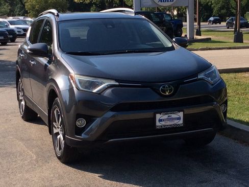 Used 2018 Toyota RAV4 XLE AWD/4WD image 2