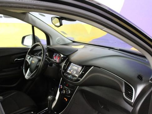 Used 2022 Chevrolet Trax LT w/ LT Convenience Package AWD/4WD image 12