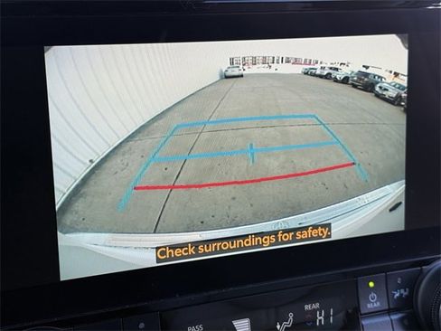 Used 2023 Toyota Highlander XLE image 18