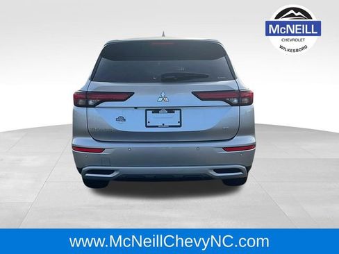 Used 2022 Mitsubishi Outlander SE image 6