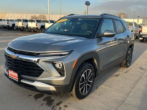 Used 2025 Chevrolet TrailBlazer LT w/ Driver Confidence Package image 4