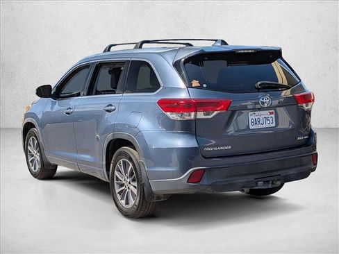 Used 2017 Toyota Highlander XLE w/ Carpet Mat Package AWD/4WD image 9