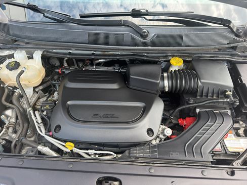 Used 2023 Chrysler Pacifica Touring-L FWD image 8