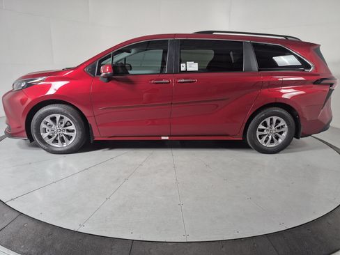 New 2026 Toyota Sienna XLE FWD image 2