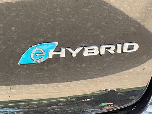 Used 2024 Chrysler Pacifica Limited FWD image 2