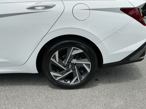 Used 2025 Hyundai Elantra Limited FWD image 9