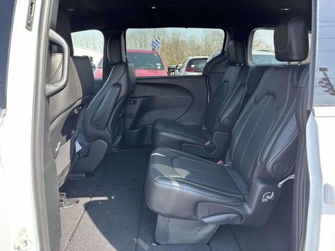 New 2026 Chrysler Pacifica Select image 5