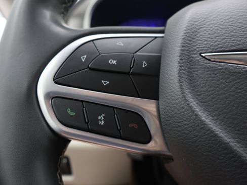 Used 2024 Chrysler Pacifica Touring-L FWD image 15