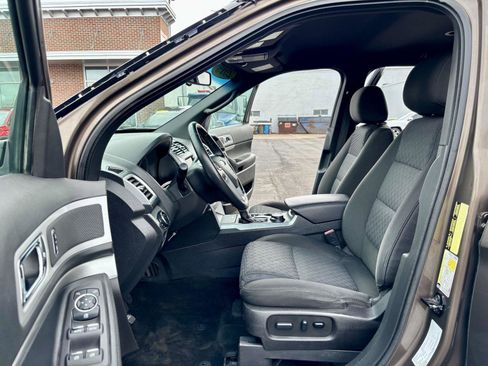 Used 2015 Ford Explorer XLT image 2
