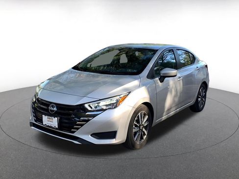 Used 2025 Nissan Versa SV image 3