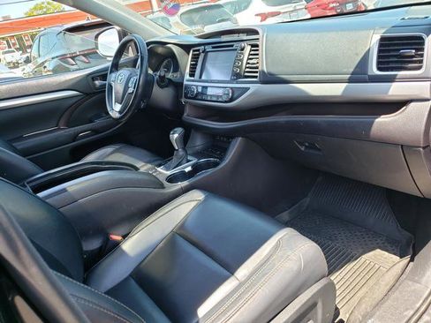 Used 2017 Toyota Highlander XLE AWD/4WD image 18