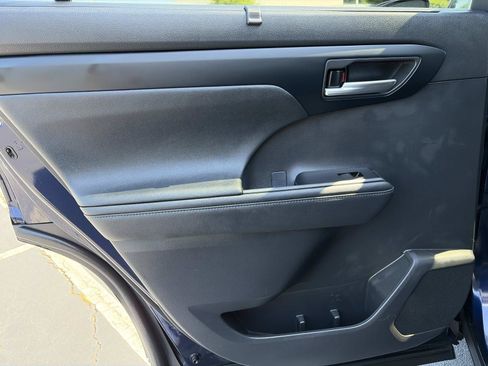 Used 2023 Toyota Highlander XLE FWD image 11