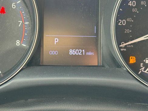 Used 2019 Toyota C-HR XLE FWD image 21