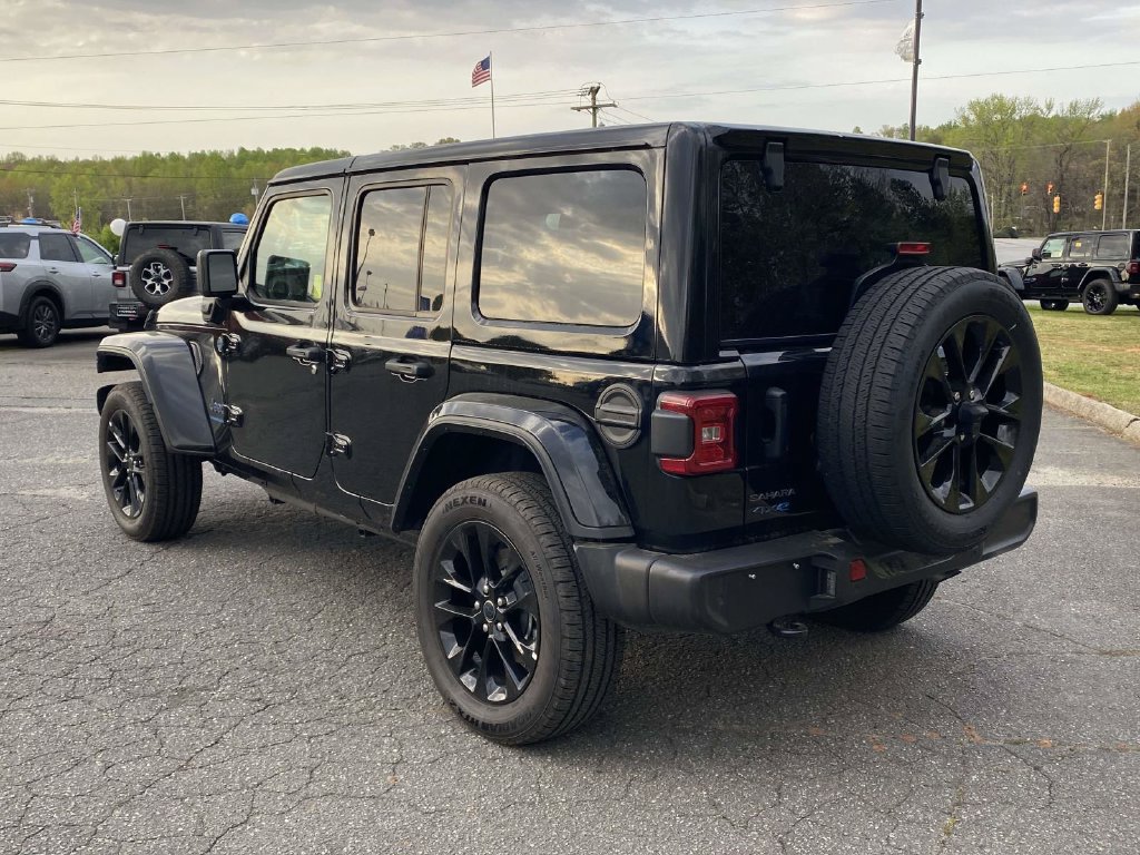 Used 2025 Jeep Wrangler Unlimited Sahara w/ Safety Group AWD/4WD image 3