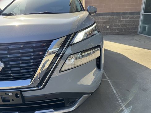 Used 2023 Nissan Rogue SL w/ SL Premium Package image 11