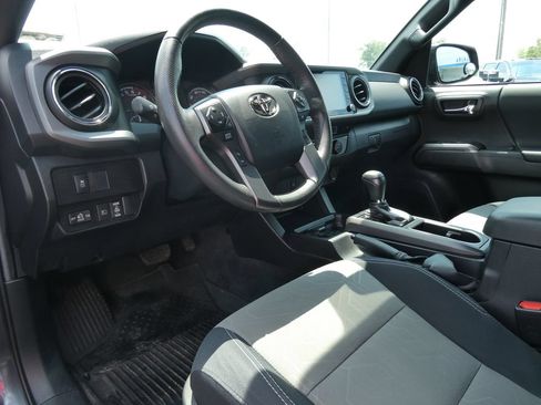 Used 2022 Toyota Tacoma TRD Off-Road AWD/4WD image 22